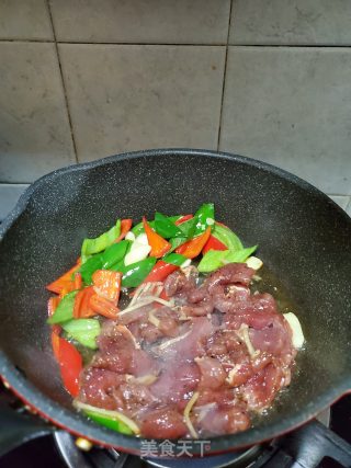 青红椒炒黑椒牛肉的做法步骤：5