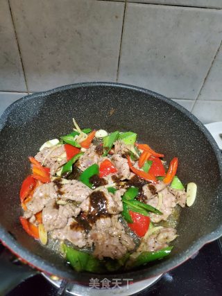 青红椒炒黑椒牛肉的做法步骤：6