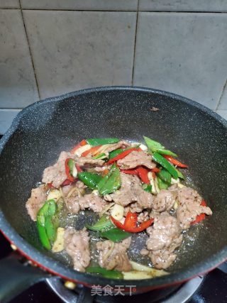 青红椒炒黑椒牛肉的做法步骤：7