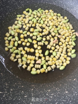 毛豆玉米蛋炒饭的做法步骤：3