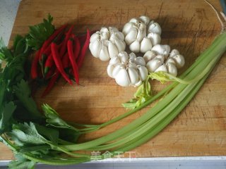 夜宵下酒菜：腌蒜片的做法步骤：1