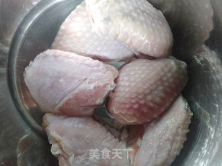 奥尔良煎鸡翅的做法步骤：1