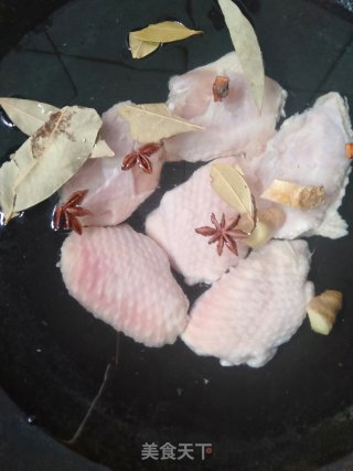 奥尔良煎鸡翅的做法步骤：2
