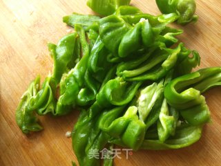 尖椒干豆腐土豆片的做法步骤：1