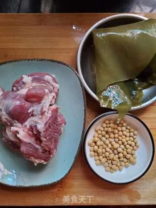 护心肉煲海带黄豆汤的做法步骤：1
