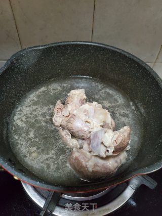 护心肉煲海带黄豆汤的做法步骤：2
