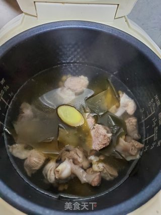 护心肉煲海带黄豆汤的做法步骤：6