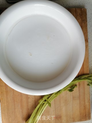 香芹炒凉粉的做法步骤：1