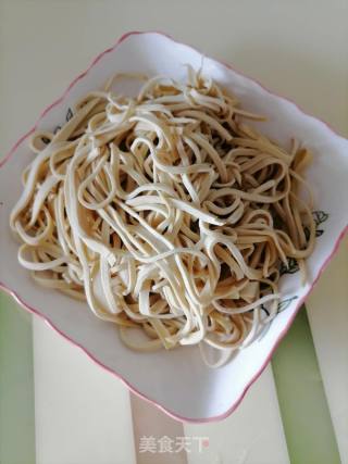 蒜香豆腐皮的做法步骤：2