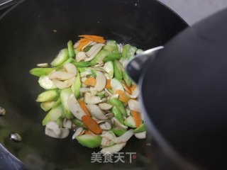 蚝油杏鲍菇炒丝瓜的做法步骤：9