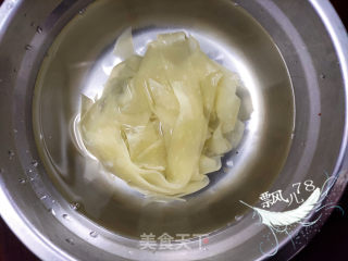 黑椒鸡排拌面皮的做法步骤：1