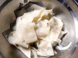 黑椒鸡排拌面皮的做法步骤：5