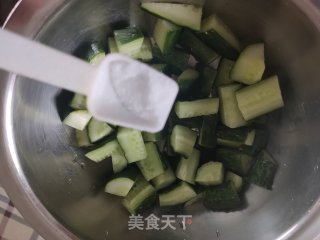 辣油拌黄瓜的做法步骤：2
