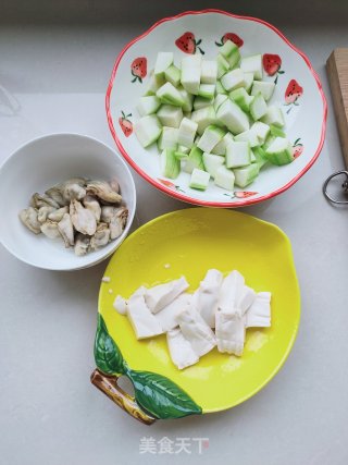 丝瓜、海蛎子烧豆腐的做法步骤：1