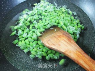 莲藕炒毛豆的做法步骤：3