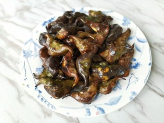 火麻仁虾仁炒菱角的做法步骤：1