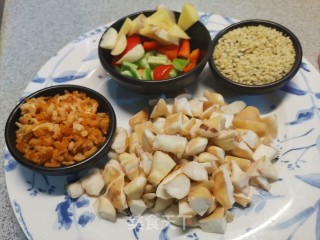火麻仁虾仁炒菱角的做法步骤：3