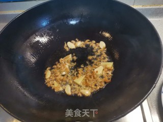 火麻仁虾仁炒菱角的做法步骤：4