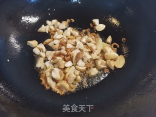 火麻仁虾仁炒菱角的做法步骤：5
