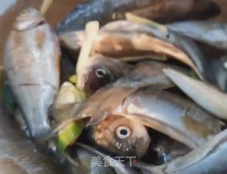 干炸小鲫鱼的做法步骤：1