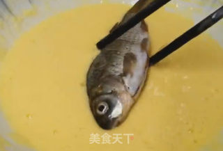 干炸小鲫鱼的做法步骤：2