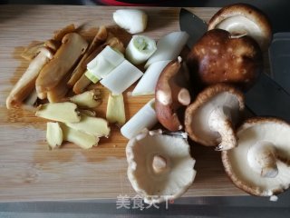 菌菇鸡汤的做法步骤：2