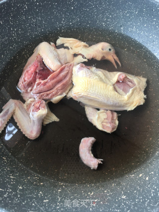 巴楚菌炖鸽子的做法步骤：3