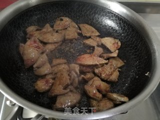葱爆羊肝的做法步骤：2