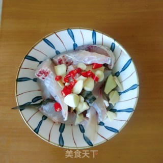青椒焖鲩鱼的做法步骤：1