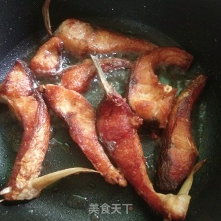 青椒焖鲩鱼的做法步骤：3