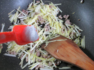 肉末炒韭菜芽的做法步骤：5
