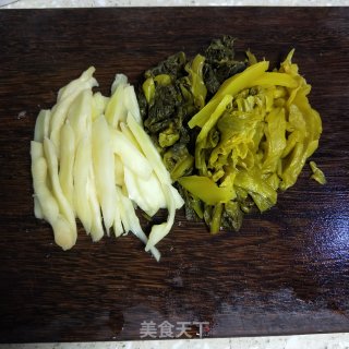 酸菜鱼头的做法步骤：2