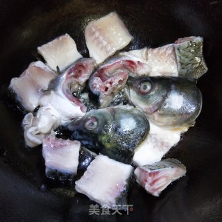 酸菜鱼头的做法步骤：5