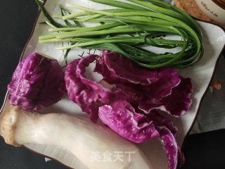 紫甘蓝炒杏鲍菇的做法步骤：1
