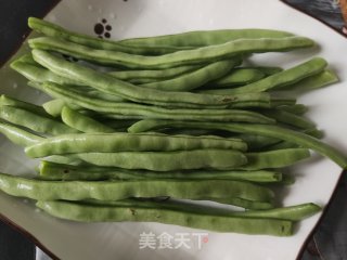 蒜末豆角的做法步骤：1
