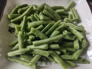 蒜末豆角的做法步骤：2