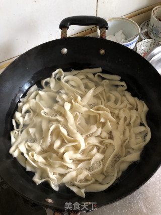肥肠刀削面的做法步骤：1