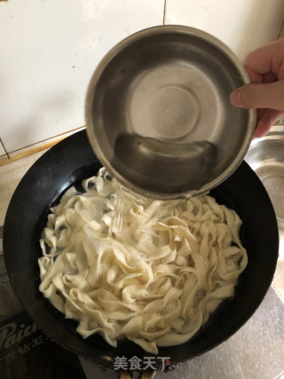 肥肠刀削面的做法步骤：2