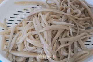 手撕杏鲍菇的做法步骤：3