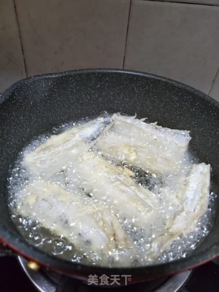 炸带鱼的做法步骤：4