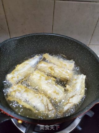 炸带鱼的做法步骤：5