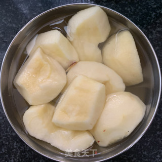 苹果鲫鱼汤的做法步骤：2