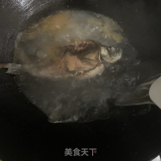 苹果鲫鱼汤的做法步骤：5