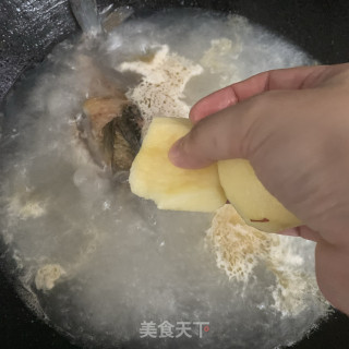 苹果鲫鱼汤的做法步骤：6