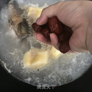 苹果鲫鱼汤的做法步骤：7