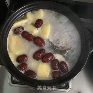 苹果鲫鱼汤的做法步骤：9