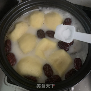 苹果鲫鱼汤的做法步骤：11