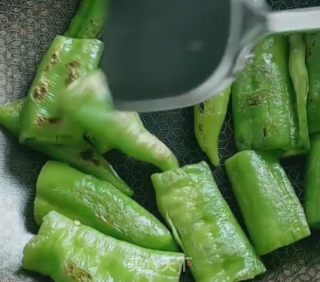 肉末虎皮尖椒的做法步骤：6