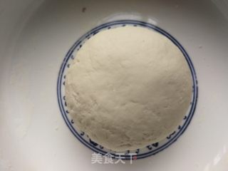金针菇韭菜鸡蛋饺的做法步骤：2