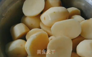 红烧小土豆的做法步骤：1
